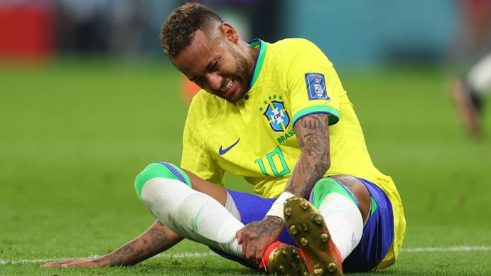 Neymar y su tobillo maltrecho tras el debut.