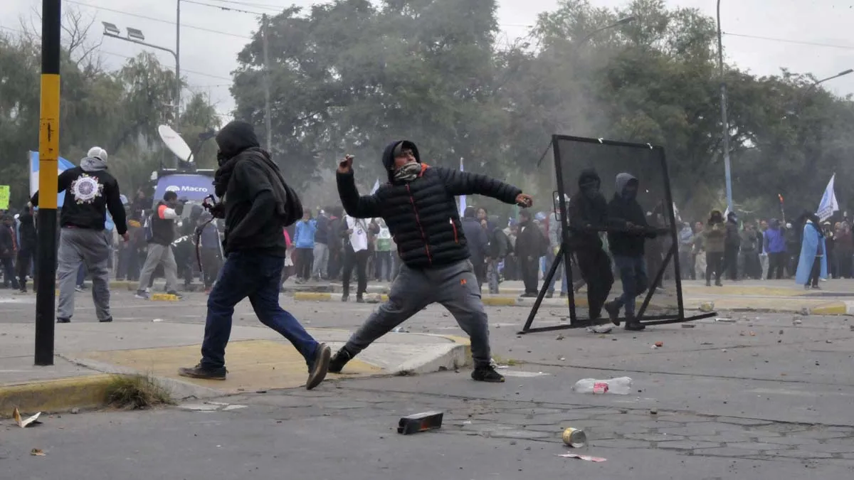Los manifestantes intentaron quemar la Legislatura cuando se aprobaba la reforma de la Constitución. Los manifestantes intentaron quemar la Legislatura cuando se aprobaba la reforma de la Constitución.