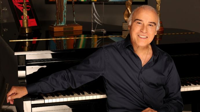 Paz Martínez celebra sus 50 años como autor y compositor Paz Martínez celebra sus 50 años como autor y compositor