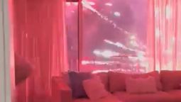 Hubo temor entre los vecinos de Recoleta con los militantes de Cristina Kirchner cuando comenzaron a lanzar pirotecnia que explotaba cerca de las ventanas de los edificios. (Foto: Captura) Hubo temor entre los vecinos de Recoleta con los militantes de Cristina Kirchner cuando comenzaron a lanzar pirotecnia que explotaba cerca de las ventanas de los edificios. (Foto: Captura)