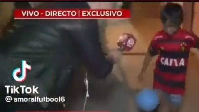Tiene 10 años, quiere ser Maradona para ayudar a su mamá y un club brasileño lo busca para cumplirle el sueño