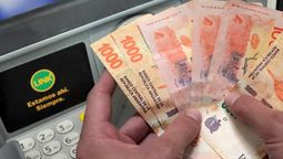 El Gobierno estableció este viernes, a través del Boletín Oficial, un aumento escalonado del salario mínimo, vital y móvil en cuatro etapas durante 2022 (Foto: Telam). El Gobierno estableció este viernes, a través del Boletín Oficial, un aumento escalonado del salario mínimo, vital y móvil en cuatro etapas durante 2022 (Foto: Telam).