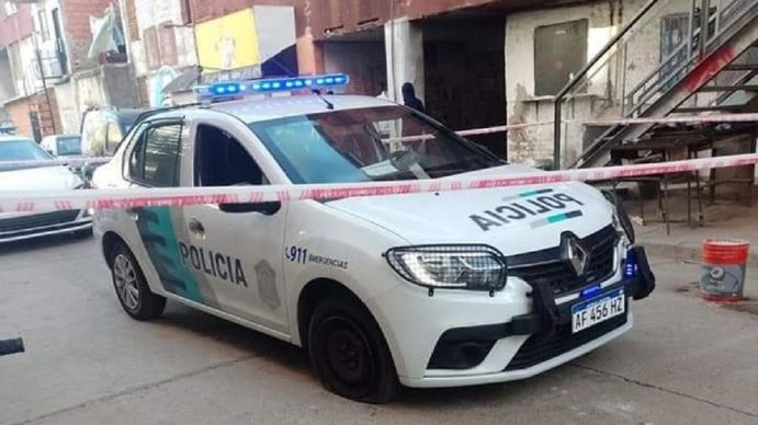 Así apareció el patrullero en la Villa Carlos Gardel. (Foto: NA)