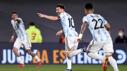 Messi y un gol de carambola para abrir el marcador ante Uruguay en el Monumental. Messi y un gol de carambola para abrir el marcador ante Uruguay en el Monumental.