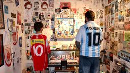Algunos entran arrodillados al santuario, el lugar que sirve de veneración en la casa museo de Diego Maradona. Algunos entran arrodillados al santuario, el lugar que sirve de veneración en la casa museo de Diego Maradona.