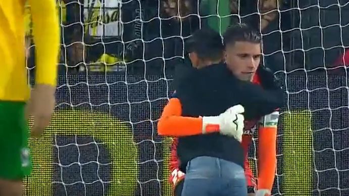 Ezequiel Unsain y el abrazo del nene.