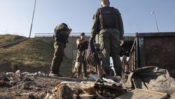 Efectivos de Rosario, presentes en uno de los barrios de Rosario (Foto: Télam). Efectivos de Rosario, presentes en uno de los barrios de Rosario (Foto: Télam).