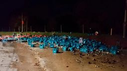 Un camión volcó y los cajones de cerveza quedaron tirados. (Foto: gentileza Misiones Online). Un camión volcó y los cajones de cerveza quedaron tirados. (Foto: gentileza Misiones Online).