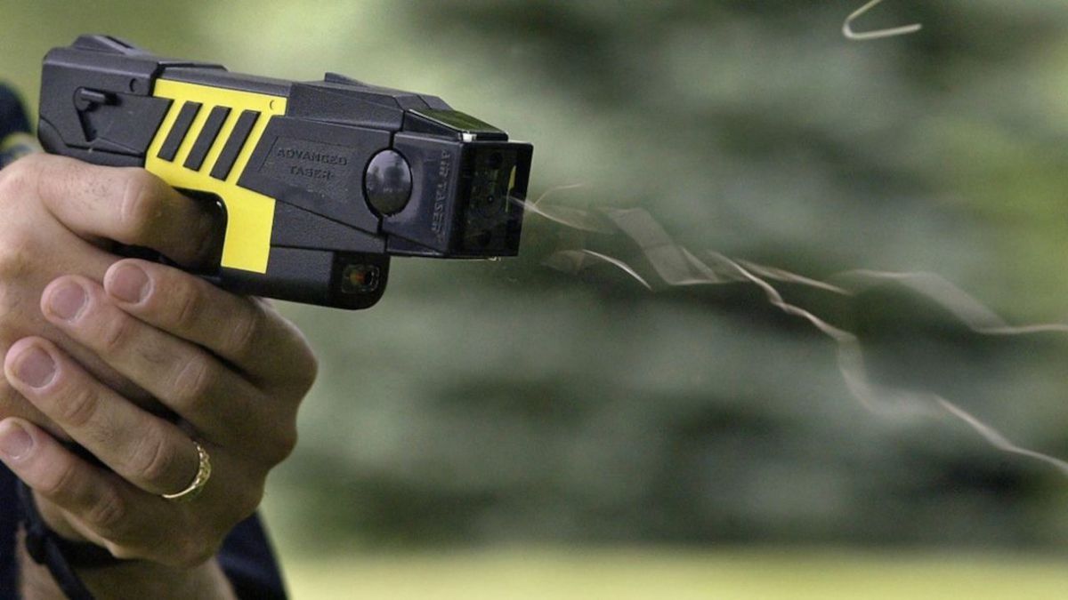 Las taser comenzarán a llegar a partir de este mes, según adelantó Burzaco.