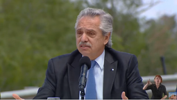 Alberto Fernández, en el acto por el 17 de octubre: Alberto Fernández, en el Día de la Lealtad: Macri nos llevó al fondo del pozo y quiere volver para terminar con el Estado (Foto: captura de YouTube Casa Rosada).