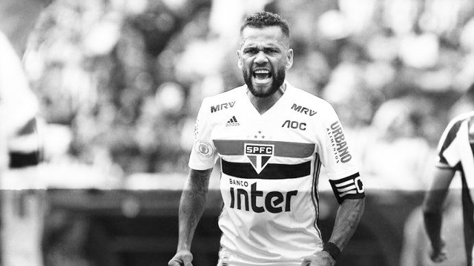 Dani Alves criticó con dureza a Sao Paulo y quiere volver al fútbol europeo