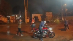 El momento en que dos delincuentes intentan robarle la moto a un sargento de la Bonaerense. El momento en que dos delincuentes intentan robarle la moto a un sargento de la Bonaerense.