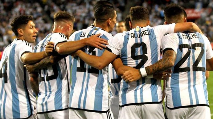 El entrenador Lionel Scaloni confirmó la formación para el debut en el Mundial de Qatar 2022 contra Arabia Saudita con la inclusión de Nicolás Tagliafico y Alejandro Papu Gómez desde el arranque (Foto; Telam). El entrenador Lionel Scaloni confirmó la formación para el debut en el Mundial de Qatar 2022 contra Arabia Saudita con la inclusión de Nicolás Tagliafico y Alejandro Papu Gómez desde el arranque (Foto; Telam).