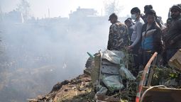 Trabajadores de rescate y civiles nepaleses se reúnen alrededor de los restos de un avión de pasajeros que se estrelló en Pokhara, Nepal. (Foto: AP) Trabajadores de rescate y civiles nepaleses se reúnen alrededor de los restos de un avión de pasajeros que se estrelló en Pokhara, Nepal. (Foto: AP)