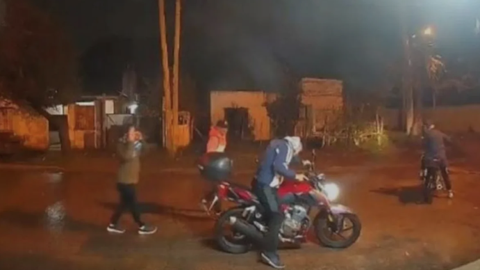 El momento en que dos delincuentes intentan robarle la moto a un sargento de la Bonaerense.