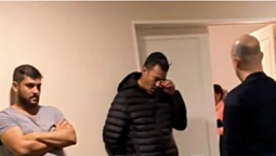 Pasajeros detenidos esperando el allanamiento Pasajeros detenidos esperando el allanamiento