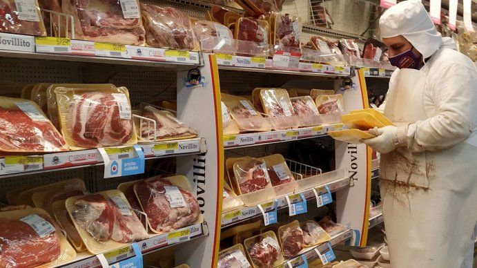 Precios de la carne: ¿cómo funcionará el congelamiento de tres días que acordó el Gobierno con los supermercados?