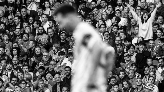 La foto viral de la Finalissima donde parece estar Diego Maradona escondido entre la gente