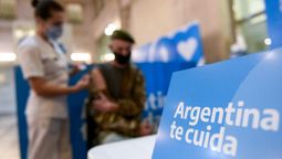 Un trabajador de las fuerzas de seguridad es vacunado contra el COVID-19 (Foto: Presidencia) Un trabajador de las fuerzas de seguridad es vacunado contra el COVID-19 (Foto: Presidencia)
