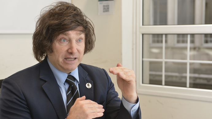 Javier Milei: La política trabaja mucho sobre meter noticias falsas Javier Milei: La política trabaja mucho sobre meter noticias falsas