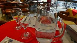 Proponen que el agua sea gratis en los restaurantes bonaerenses