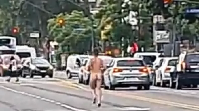 Un hombre corrió desnudo en el barrio de Núñez y sus vecinos llamaron a la Policía. (Foto: captura de video).