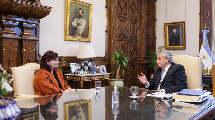 El Presidente y Kelly Olmos estuvieron ayer en Olivos y avanzaron en un bono para los privados a fin de año
