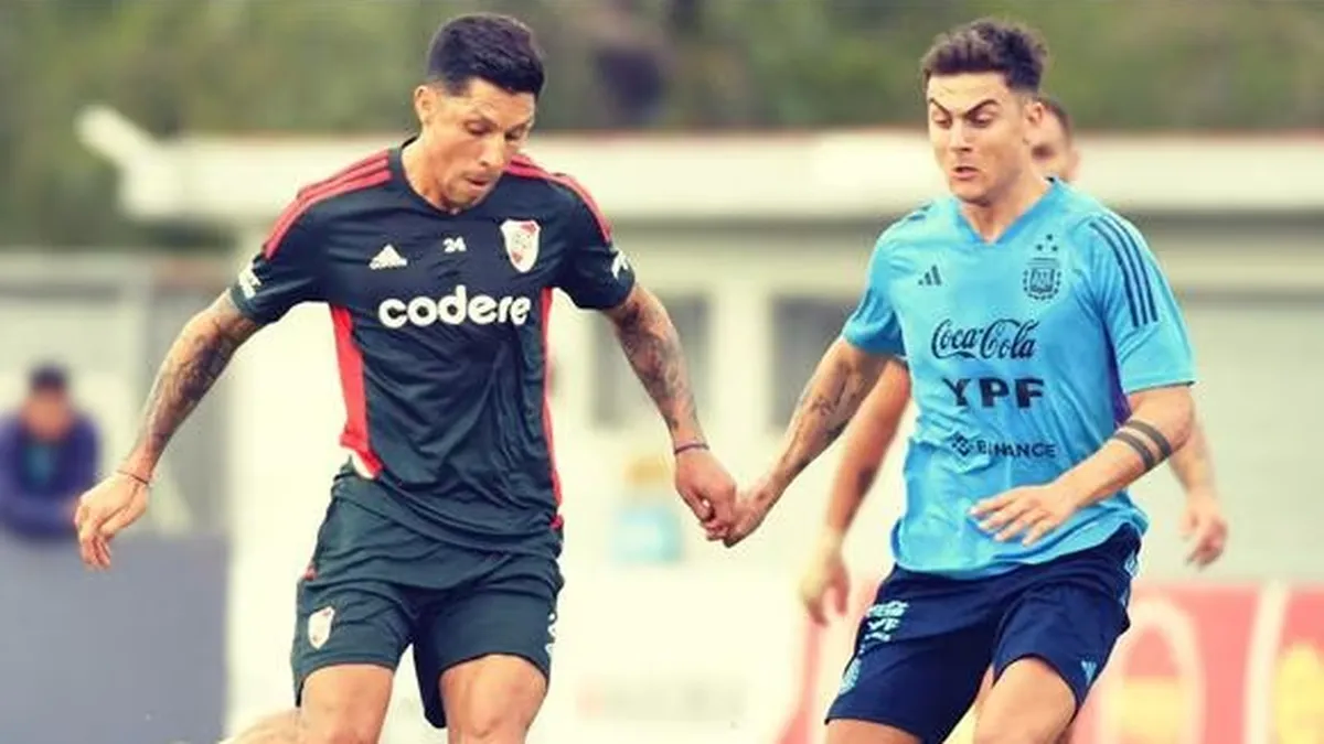 Enzo Pérez ante Dybala, autor de uno de los goles de la Selección Argentina.