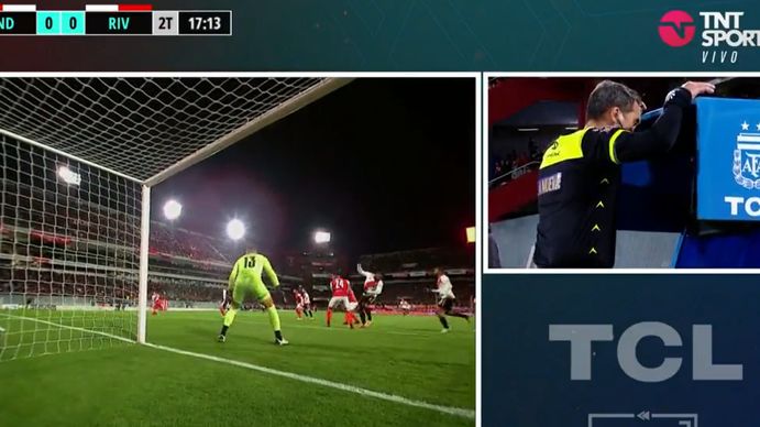 Fernando Rapallini no consideró que haya penal para River. Fernando Rapallini no consideró que haya penal para River.