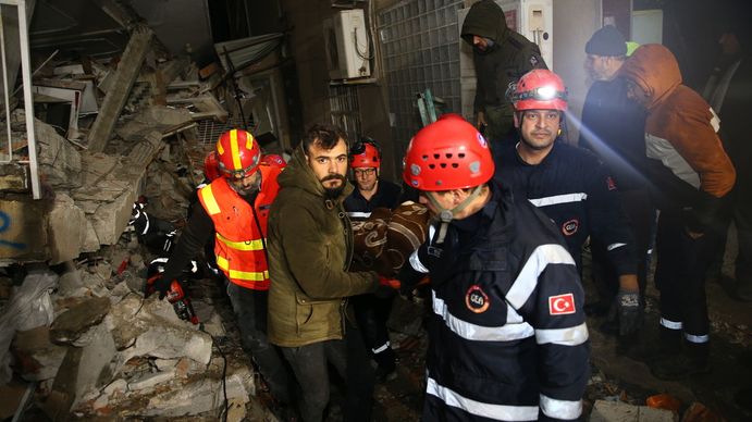 El dramático rescate de un menor en un edificio en ruinas tras el terremoto en Turquía. (Foto: Getty Images) 