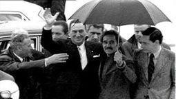 Perón y una de sus imágenes más paradigmáticas, en su vuelta a la Argentina, protegido por el paraguas de José Rucci. Perón y una de sus imágenes más paradigmáticas, en su vuelta a la Argentina, protegido por el paraguas de José Rucci.