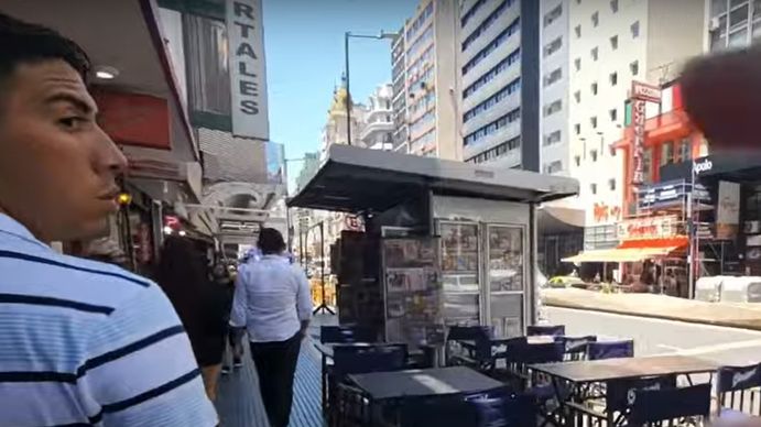 Influencer transmitía en vivo en el microcentro y fue asaltada: quedó todo grabado en Youtube Influencer transmitía en vivo en el microcentro y fue asaltada: quedó todo grabado en Youtube