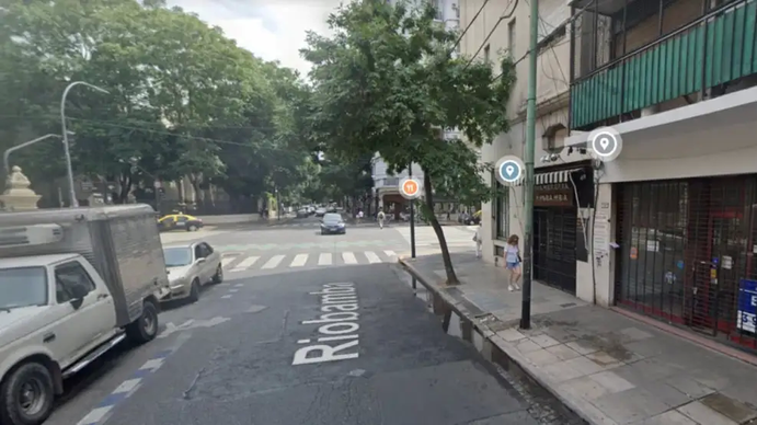 A metros de la avenida Córdoba: una mujer de 87 años tropezó en la vereda