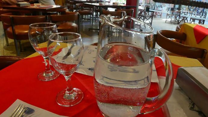 Proponen que el agua sea gratis en los restaurantes bonaerenses