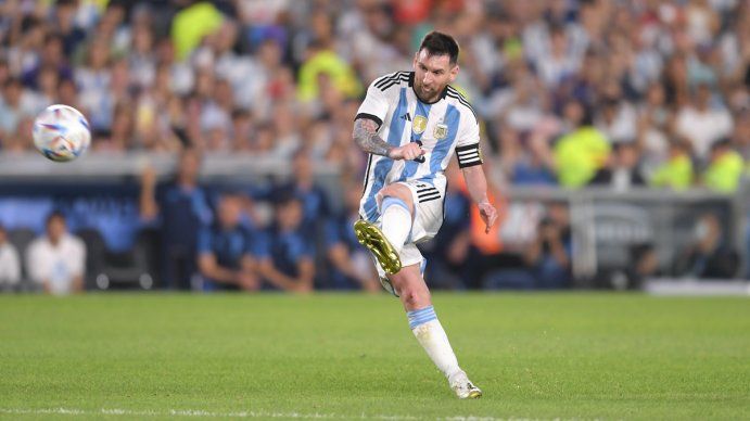 Messi acaricia la pelota para convertir el segundo gol ante Panamá (Foto: Télam).
