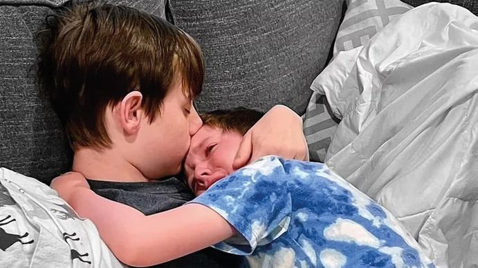 El protagonista es un adolescente de 15 años que tiene cáncer y le cuenta a su hermanito que le queda poco tiempo de vida.&nbsp;(Foto: Facebook Prayers for you)