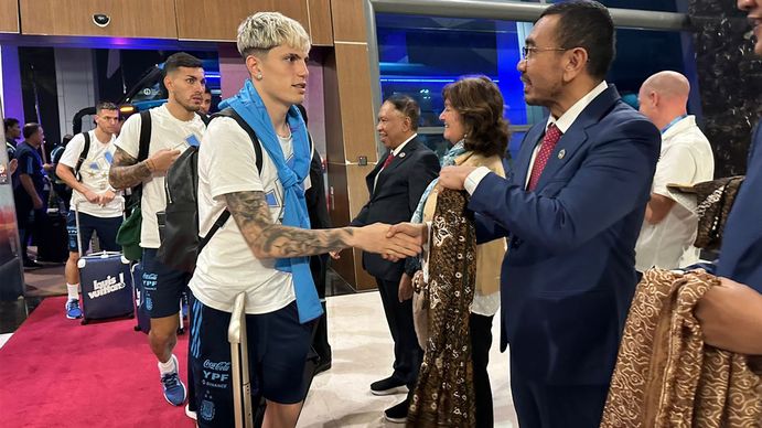 La Selección Argentina llegó a Indonesia y recibió un regalo especial