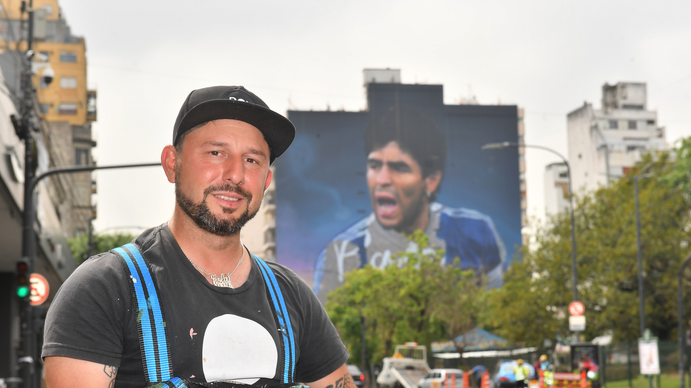 Habló Martín Ron, el artista que está haciendo el mural de Maradona más grande del mundo