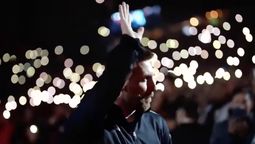 Lionel Messi saluda al público durante su ingreso al estadio de Newells (Foto: captura de video). Lionel Messi saluda al público durante su ingreso al estadio de Newells (Foto: captura de video).