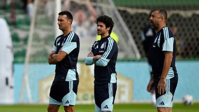 Sorpresa total en la Selección Argentina: Scaloni pateó el tablero, realizó cambios y probó un nuevo esquema