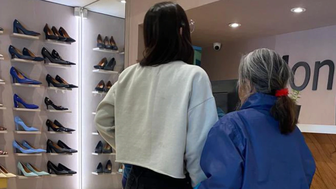 Habló una de las empleadas del local que regaló un par de zapatillas a una jubilada