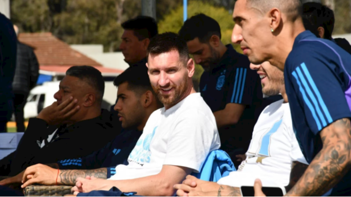 La Selección Argentina ya se prepara para la altura: llegaron a Bolivia con  tubos de oxígeno