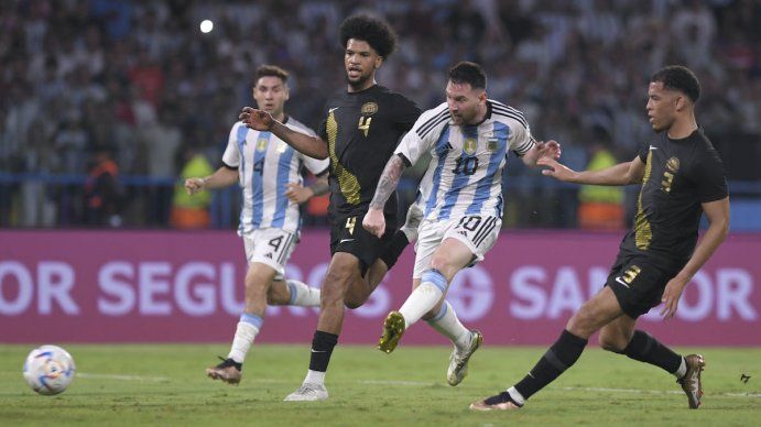 Lionel Messi toca la pelota para marcar su tercer gol de la noche y quinto de la Selección Argentina (Foto: Télam).