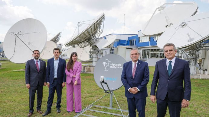 Alberto Fernández con Agustín Rossi y Wado de Pedro (Foto: presidencia)
