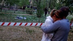 Dos enfermeras lloran a las puertas del hospital infantil atacado en Kiev.(foto: Cuenta de Twitter de Nexta TV) Dos enfermeras lloran a las puertas del hospital infantil atacado en Kiev.(foto: Cuenta de Twitter de Nexta TV)