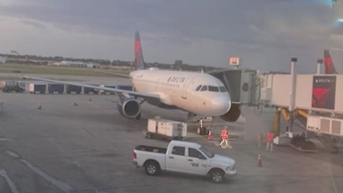 Un trabajador de tierra murió al ser succionado por la turbina de un avión. (Foto: Gentileza WFAA)