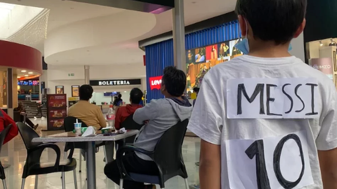 Un nene ecuatoriano creó una camiseta de Leo Messi con una hoja y un fibrón y se hizo viral