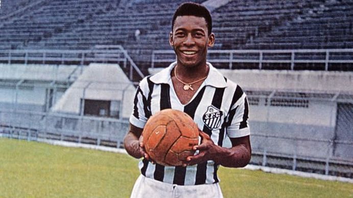 Un joven Pelé con la camiseta del club de sus amores (Foto: Milenio).