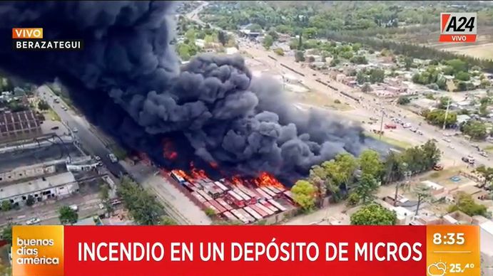 Fuego sin control en Berazategui. El hecho ocurrió en el cruce de las avenidas Vergara y Touring Club (Foto. captura de TV).