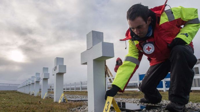 Malvinas: quedan solamente cinco soldados sin identificar en el Cementerio de Darwin